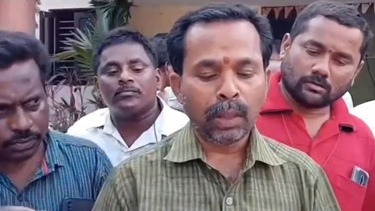 సిద్దిపేట: రైల్వే లైన్‌లో ప్లాట్లు పోతున్నాయి.. అన్యాయం చేస్తున్నారు