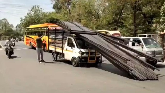 मंदसौर : ओवर लोड लोडिंग वाहन से हादसा होते होते टला,देखे खबर