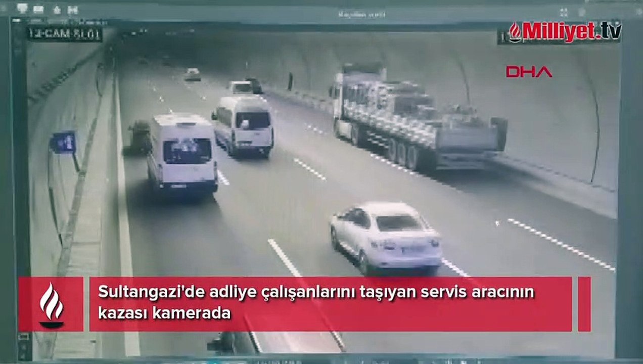Sultangazi'de adliye çalışanlarını taşıyan servis aracının kazası kamerada
