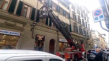 Firenze, via de' Pucci chiusa per caduta di calcinacci