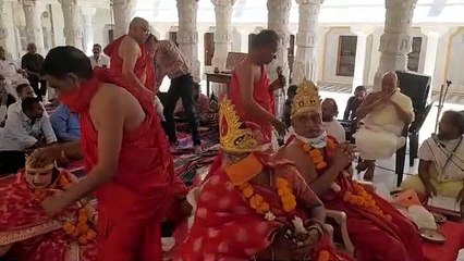 video...जैन समाजबंधुओं ने पहना मुकूट, किया पूजन