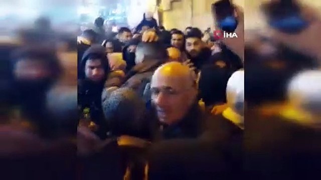 İsrail güçleri Mescid-i Aksa'daki Hıtta Kapısı'nda Filistinlilere copla saldırdı