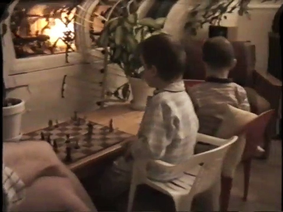 André, Maxou et Papa jouent aux échecs