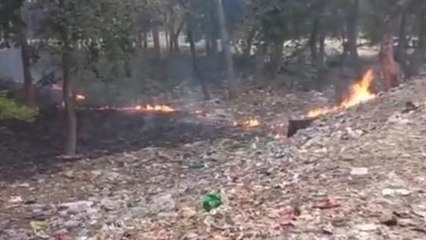 बाराबंकी: एकत्रित कूड़े के ढेर में अराजक तत्वों ने लगाई लगी आग, हो सकता हैं बड़ा हादसा