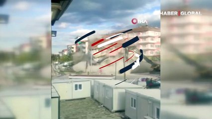 Malatya’da hasarlı binanın yıkım anı kamerada