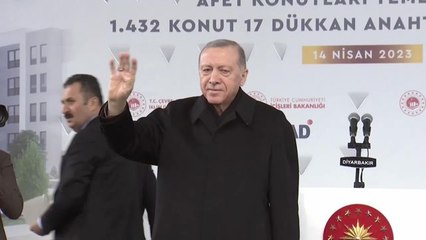 Erdoğan Diyarbakır'da: "Milletimizin Geleceğinde Ne Sokaklarında Beyaz Torosların Gezdiği Ne de Dağlarında Eli Kanlı Canilerin Cirit Attığı Bir...