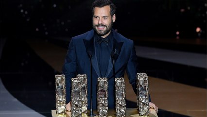 Voici - Laurent Lafitte transformé : les premières images de l'acteur en Bernard Tapie pour une série Netflix dévoilées