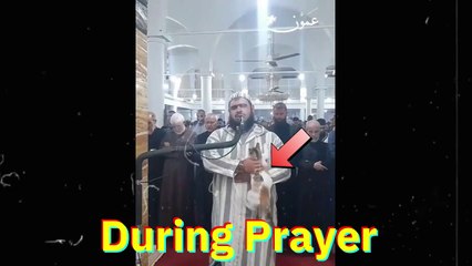 Cat Climb On Imam's Shoulder & Kisses Him During Prayer _ Cat And Imam Viral_HD