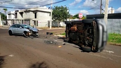 Forte colisão seguida de tombamento é registrada no Parque Verde