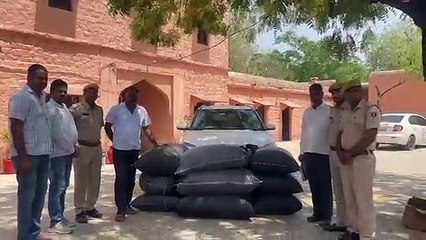 पुलिस को देख डोडा पोस्त भरी कार छोड़ भागा तस्कर