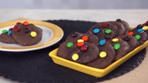 Cookies de chocolate com confeitos