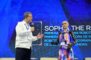 Humanoide Sophia a Leonel Fernández sobre desarrollo de RD últimos 40 años