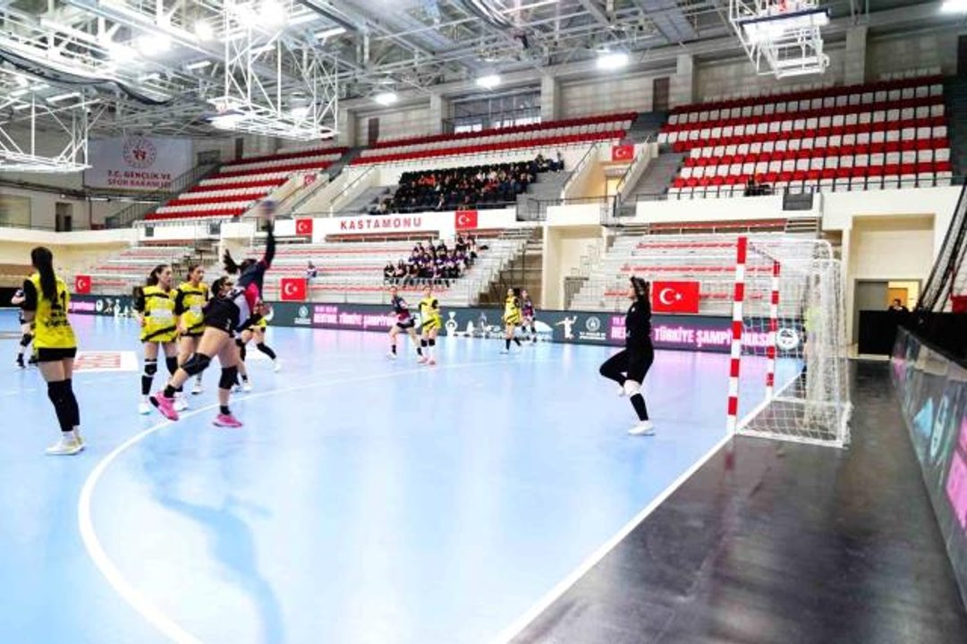 Depremden etkilenen Elazığ ve Adana, hentbol finalinde karşı karşıya geldi