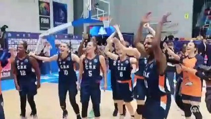 Kupa Türkiye’ye gidince Türk bayrağına izin vermediler… Prag’da rezalet anları