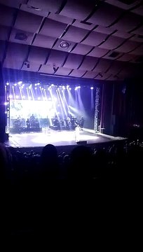 Diogo Nogueira comemora aniversário de Paolla Oliveira em show em Florianópolis