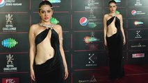 Urfi Javed Black Cut Out Dress में गले पर Lizard Necklace Flaunt करते Video Viral | Boldsky