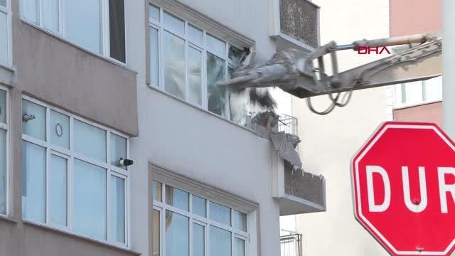 Bahçelievler'de çökme riski nedeniyle boşaltılan bina yıkılıyor
