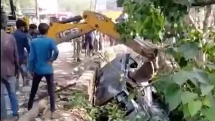 बरेली:अनियंत्रित ईको कार नाले में गिरी,हादसे में चालक हुआ घायल