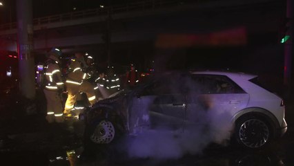 도로 경계석 들이받은 전기차에서 불...운전자 도주 / YTN