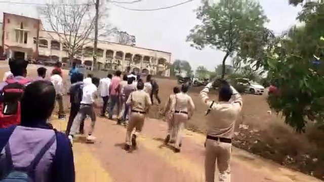 Video: विद्यार्थियों के पीछे दौड़े पुलिसकर्मी, फिर भी नहीं रोक सके