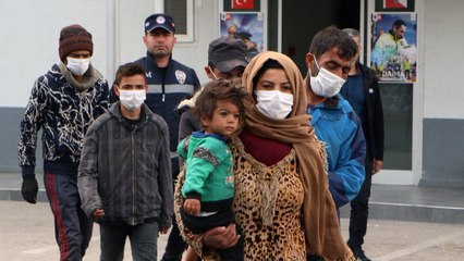 Göçmen kaçakçılarından ‘pes’ dedirten savunma: Yolda görüp minibüse aldık