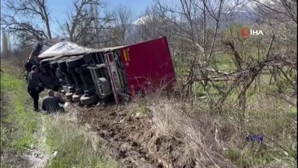 Ağaca çarparak parçalanan ekmek teknesini izlemekle yetindi