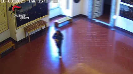 Caserta, ecco come è stata rubata la piastrella della Reggia