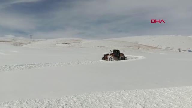 Van'ın Saray ilçesinde kar yağışı nedeniyle kapanan yollar açıldı
