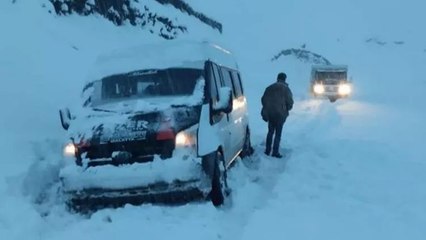 Van'da kapanan yollar açıldı: Kara saplanan 3 minibüs kurtarıldı