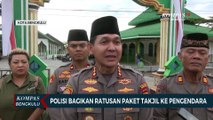 Polisi Bagikan Ratusan Paket Takjil ke Pengendara