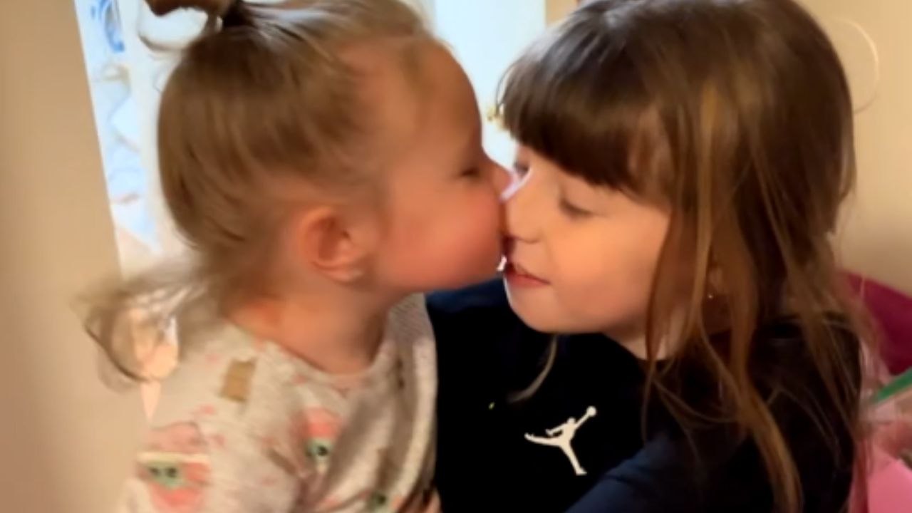 Siblings are the best, little girl has a fun answer to elder sister's thank you