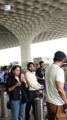 Suniel Shetty का एअरपोर्ट पर दिखा Dashing Look
