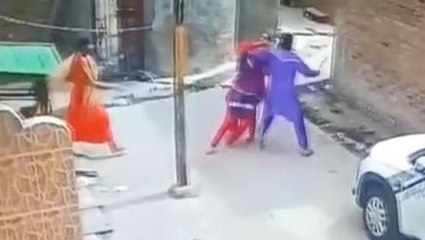 उज्जैन: पति ने पत्नी को पीटा,जान से मारने के लिए चाकू लेकर दौड़ा,देखें ये वायरल वीडियो