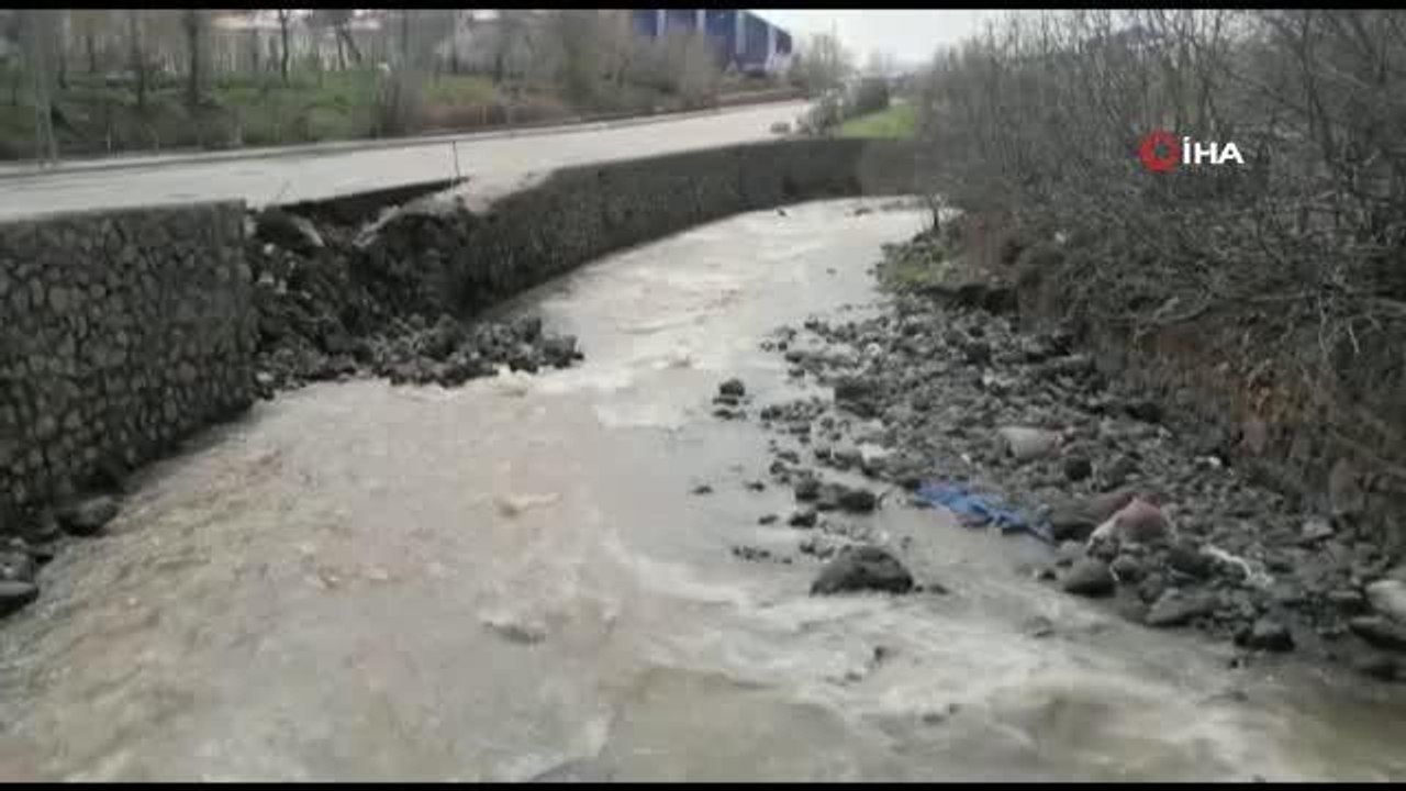 Bingöl'de yağışlar nedeniyle dere yatağındaki istinat duvarı çöktü