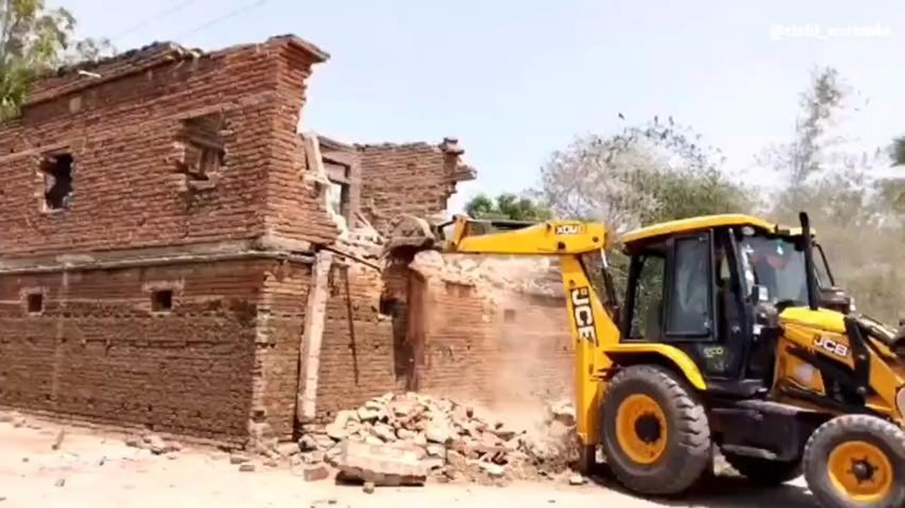 नालंदा: अतिक्रमणकारियों पर चला प्रशासन का बुल्ड...