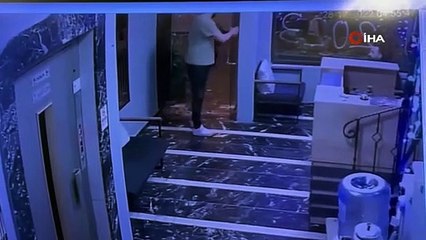 Taksim’de bıçaklı “çakmak isteme” kavgası kamerada: Darbedip bıçakladılar