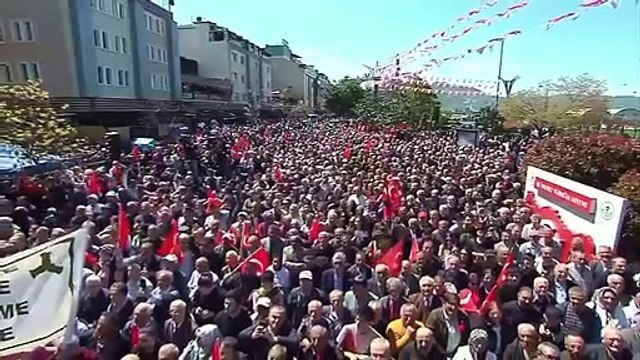 İmamoğlu, Giresun mitinginde pankartları okudu: “Fındık dalda tekleme Tayyip bizi bekleme Ekrem gelmiş şehrime Heç keyfimi elleme”