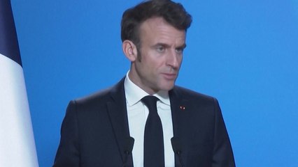 마크롱, 격렬한 항의 시위에도 연금개혁 법안 즉각 서명 / YTN