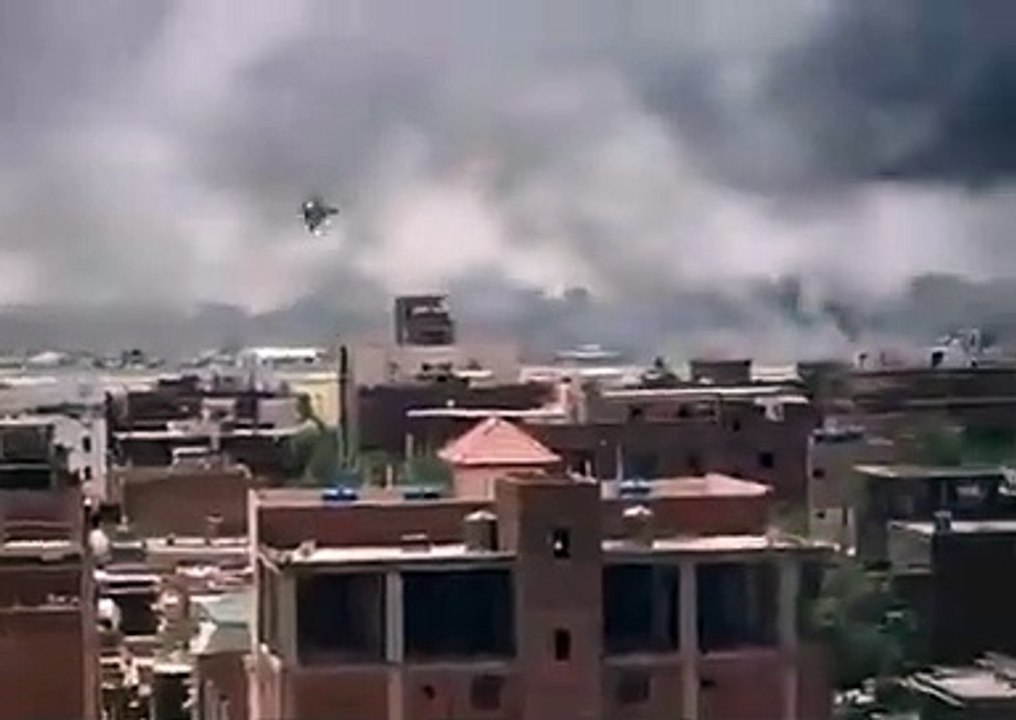 Provável golpe militar em andamento no Sudão. Aviões civis em chamas no aeroporto. Tiros pelas ruas de Cartum. Pelo menos três civis mortos confirmados.