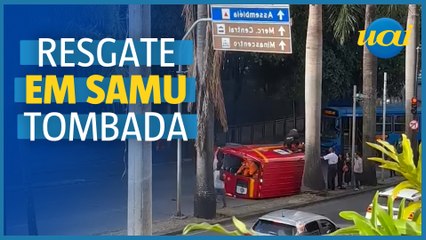 Ambulância tomba e bombeiros socorrem paciente