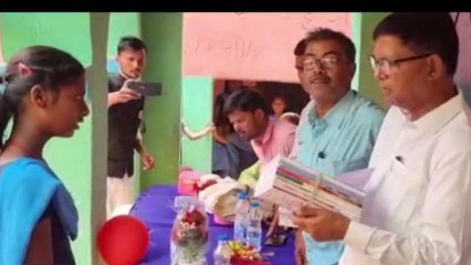 सुपौल: स्कूली बच्चों के बीच विधायक ने किया पुस्तक वितरण, खिल उठे बच्चों के चेहरे