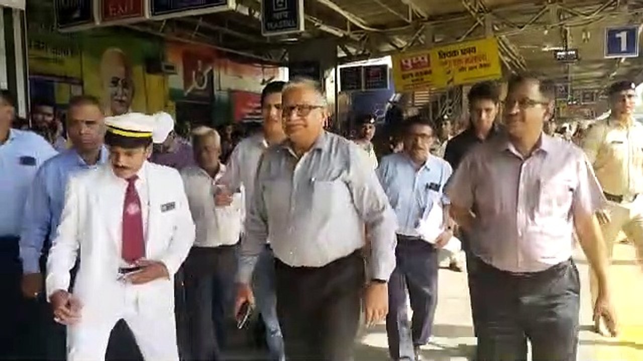 ंदौर रेलवे स्टेशन प्लेटफार्म नंबर एक पर रेलवे ज...