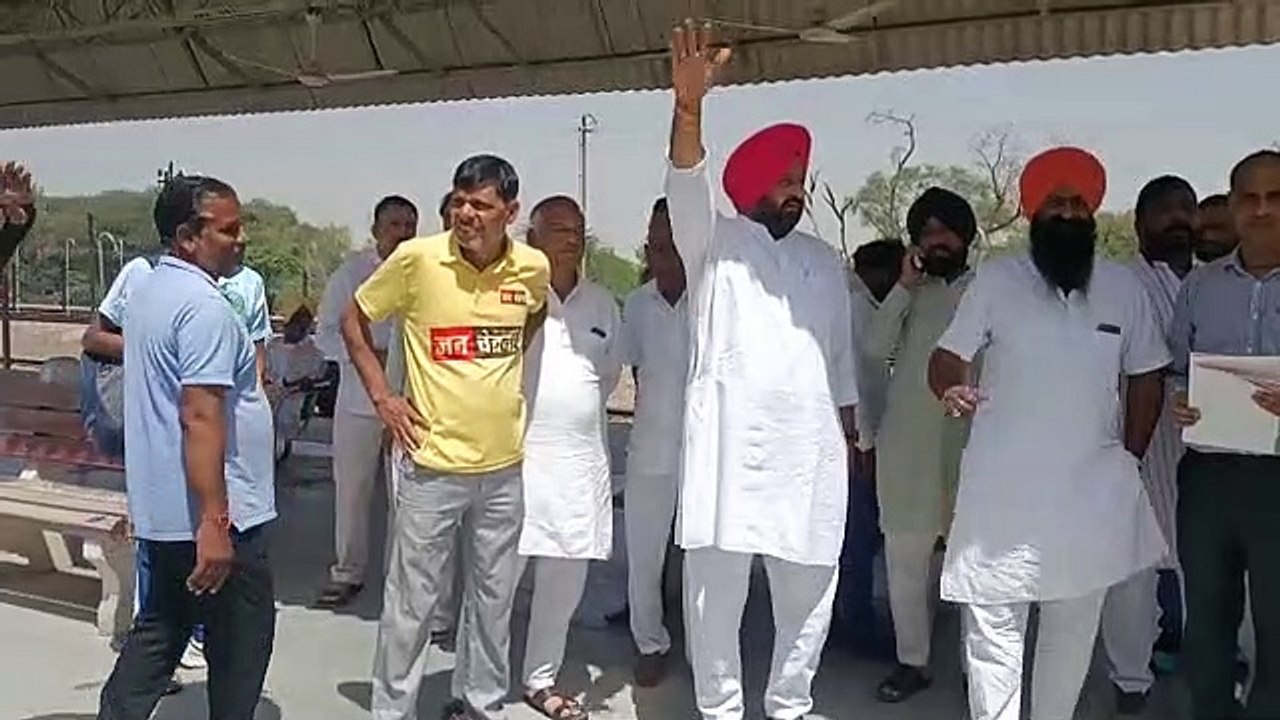 14 साल से सत्ता में सांसद, रेल सेवाओं के मामले...
