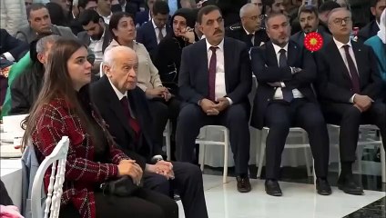 Скачать видео: Sosyal medya Devlet Bahçeli’nin bu görüntülerini konuşuyor: Erdoğan konuşma yaparken…   Cumhurbaşkanı ve AKP Genel Başkanı Recep Tayyip Erdoğan'ın katılımıyla Diyarbakır'da gerçekleştirilen iftar programında, MHP lideri Devlet Bahçeli'nin görüntüsü sosyal