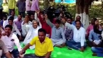 पूर्वी चम्पारण: शिक्षक नियमावली के विरोध में शिक्षकों ने बीआरसी के बाहर दिया धरना