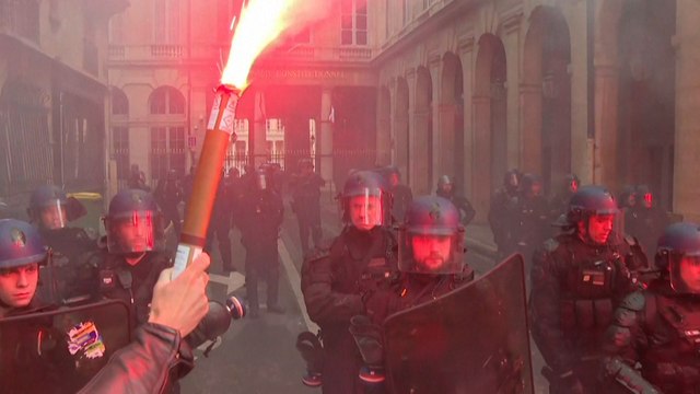 Réforme des retraites : après la promulgation de la loi, que peuvent encore espérer ses opposants ?