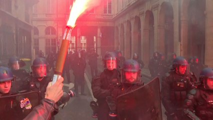 Réforme des retraites : après la promulgation de la loi, que peuvent encore espérer ses opposants ?