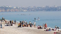 İstanbul'da sıcak havayı fırsat bilenler sahile akın etti