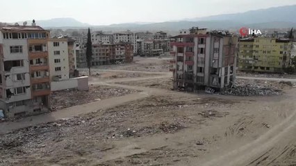 Hatay'dan çarpıcı görüntüler: Enkazlar kaldırıldıkça boşluklar büyüyor