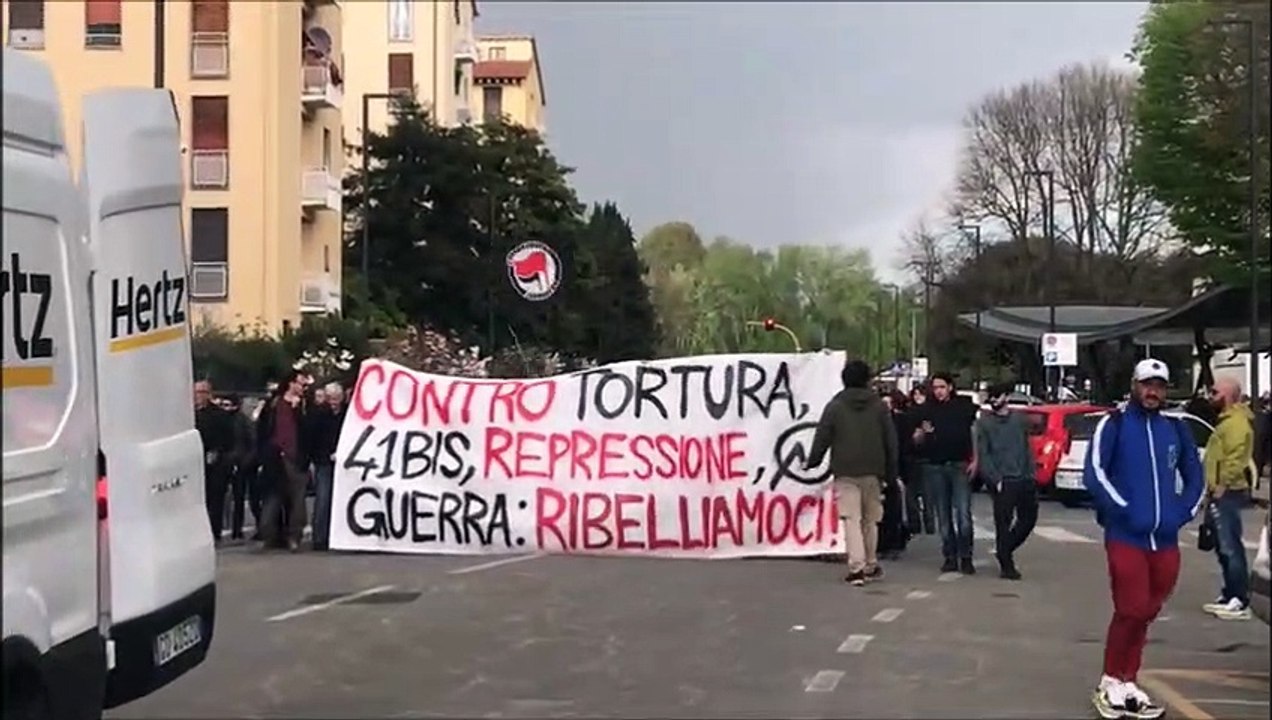 Firenze, corteo degli antagonisti in città. Cori per Cospito e contro la guerra
